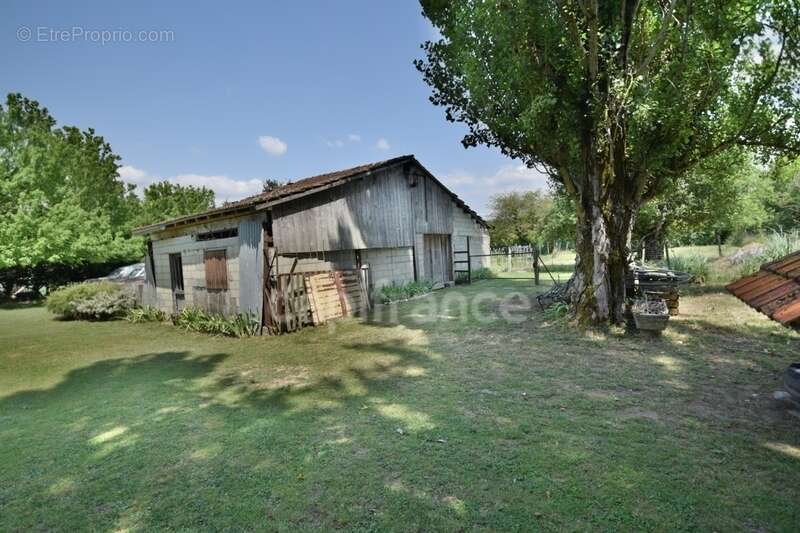 Demeure en pierre du XVIIIe siècle - poutres apparentes - 3 chambres - 2 boxes à chevaux - 18 000m2 de terrain - proche de MARMA - photo 26