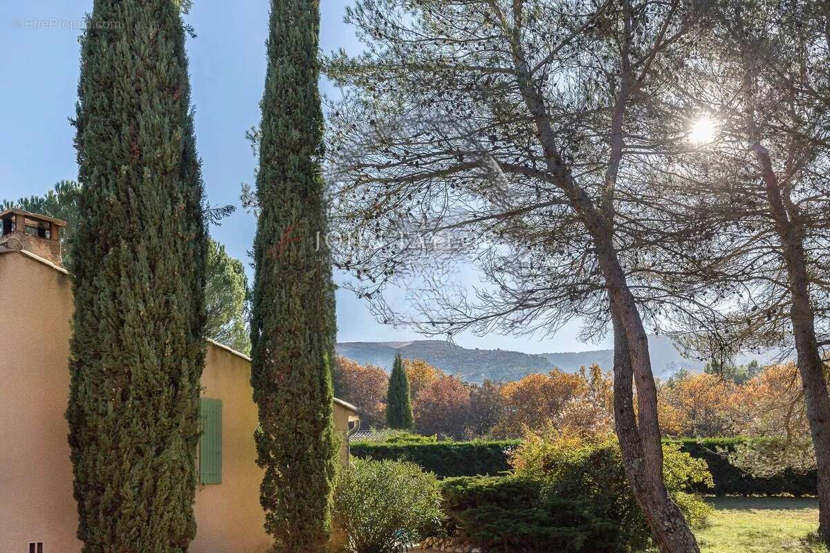 Maison à vendre sur Ménerbes – Vue sur le Luberon, piscine et beau potentiel au calme - photo 2