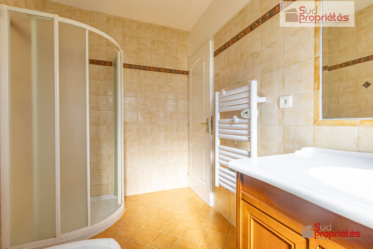 salle d\'eau etage - Maison à VENERQUE