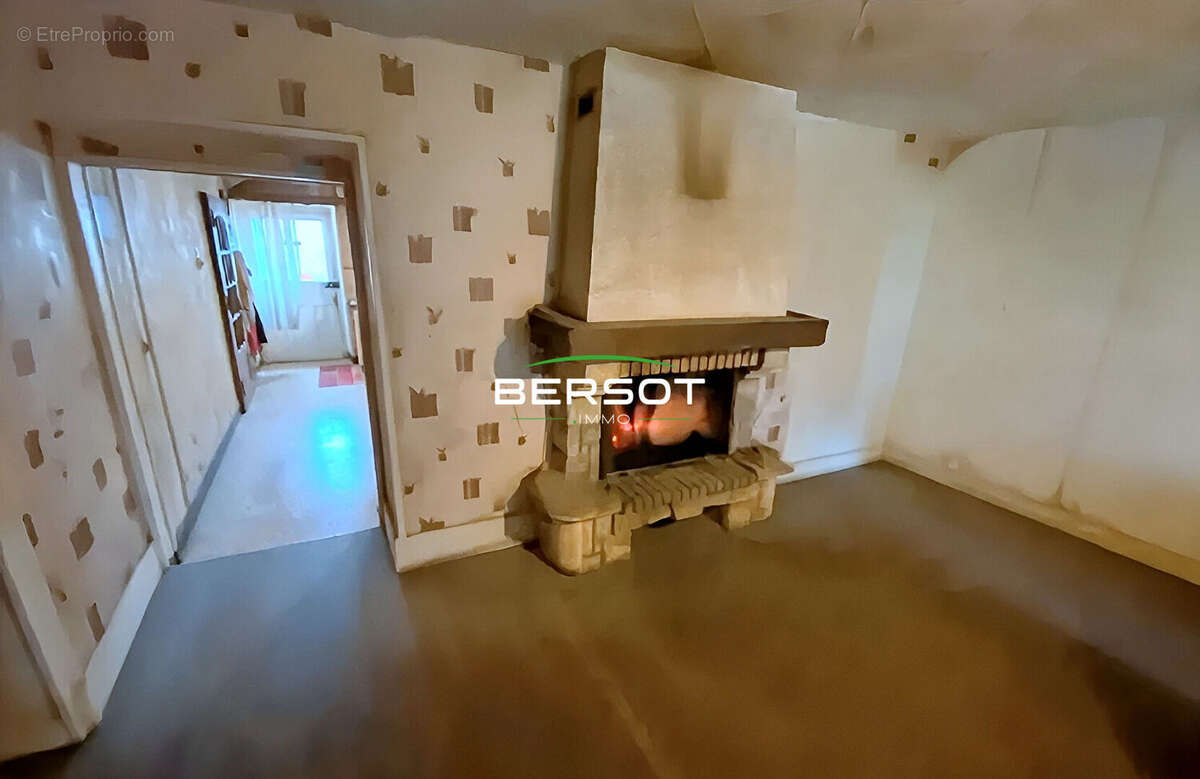 Maison à COMBEAUFONTAINE