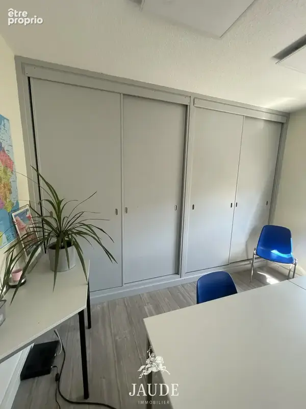 A VENDRE proche centre ville bureaux de 142 m2 + 2 garages fermés - photo 4
