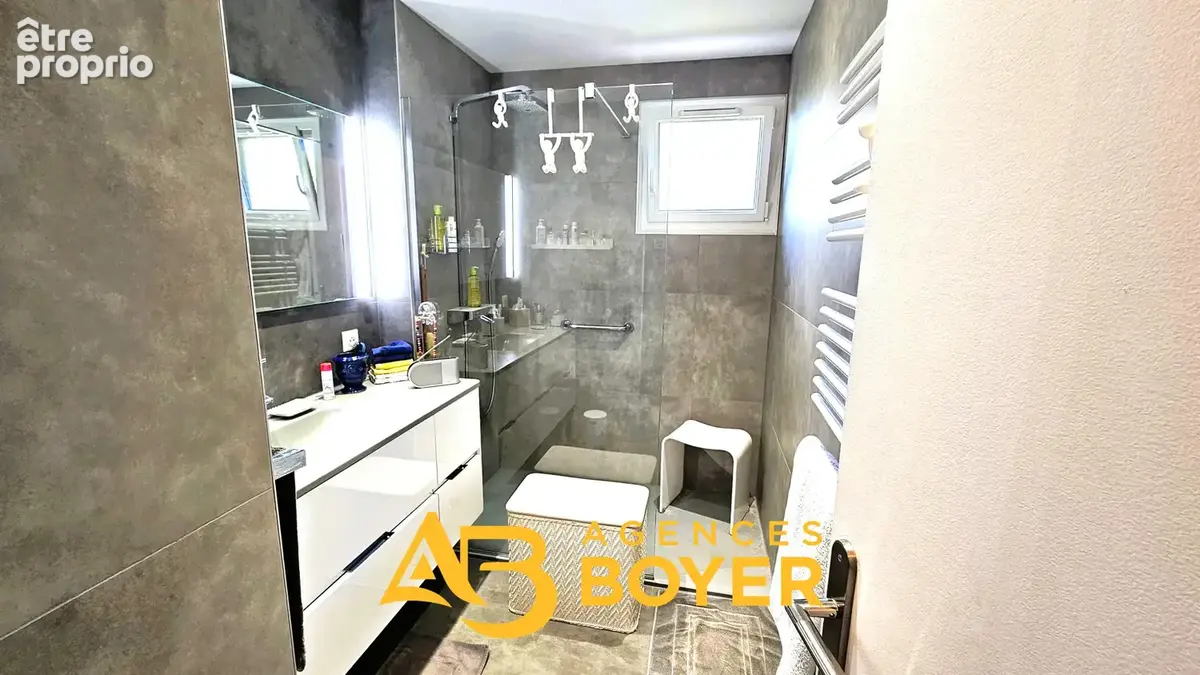 Appartement T4/5 Au coeur du village de BANDOL dans résidence sécurisée avec ascenseur. - photo 9