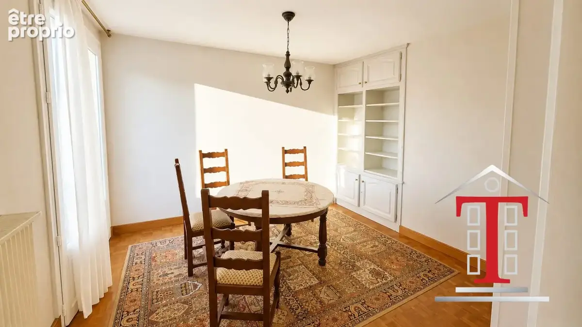 Salle à manger avec rangement intégrés