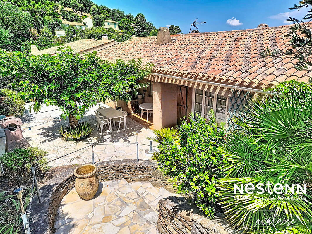 Maison d'environ 184 m² sur deux niveaux et un terrain d'environ 500 m² avec vue sur le golfe de Saint Tropez à proximité du cen - photo 2