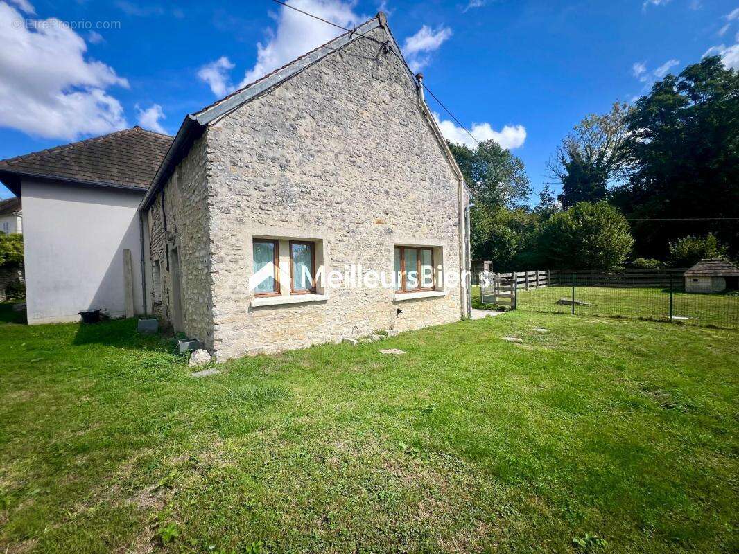 Maison à MONTJAVOULT