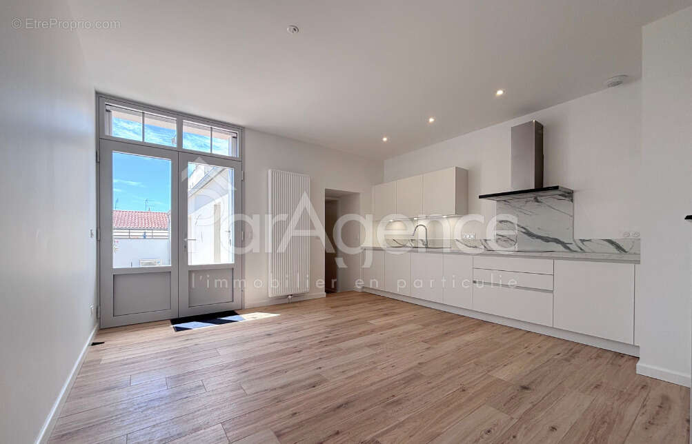 Maison entièrement rénovée - Grand sous-sol - Centre-ville - photo 6