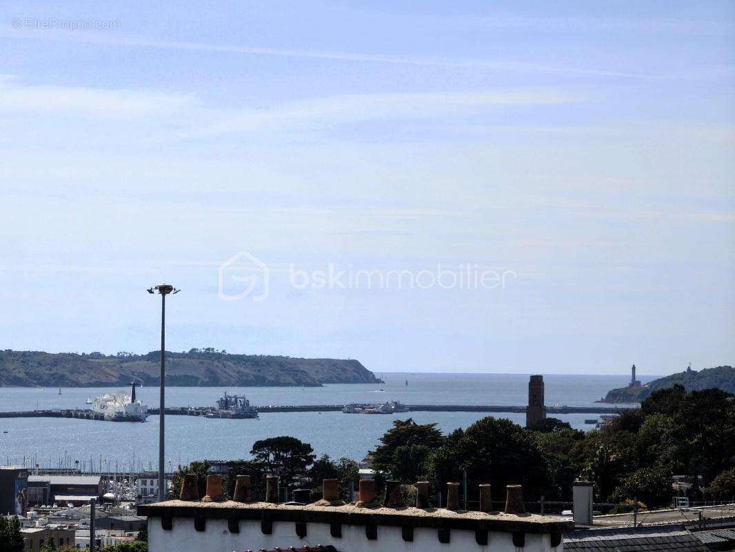 Duplex 75 m² – Garage, cave, ascenseur et chambre vue sur rade - photo 13