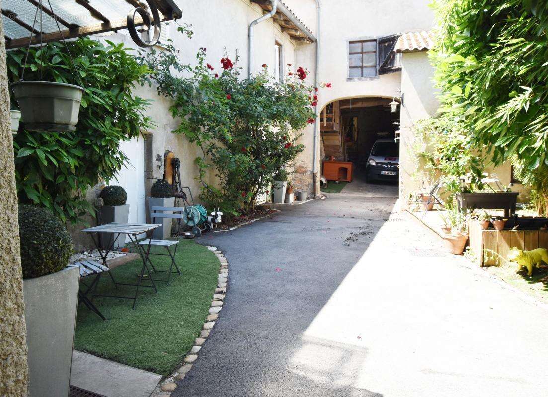 Chiroubles – Grande maison familiale rénovée avec dépendances, jardin et espace indépendant - photo 2