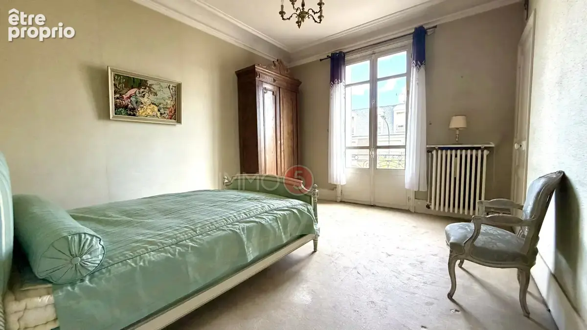 F5 haussmannien secteur mairie. Ascenseur, cave et box. - photo 11