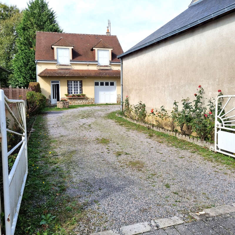 Maison à SAINT-DENIS-DE-JOUHET