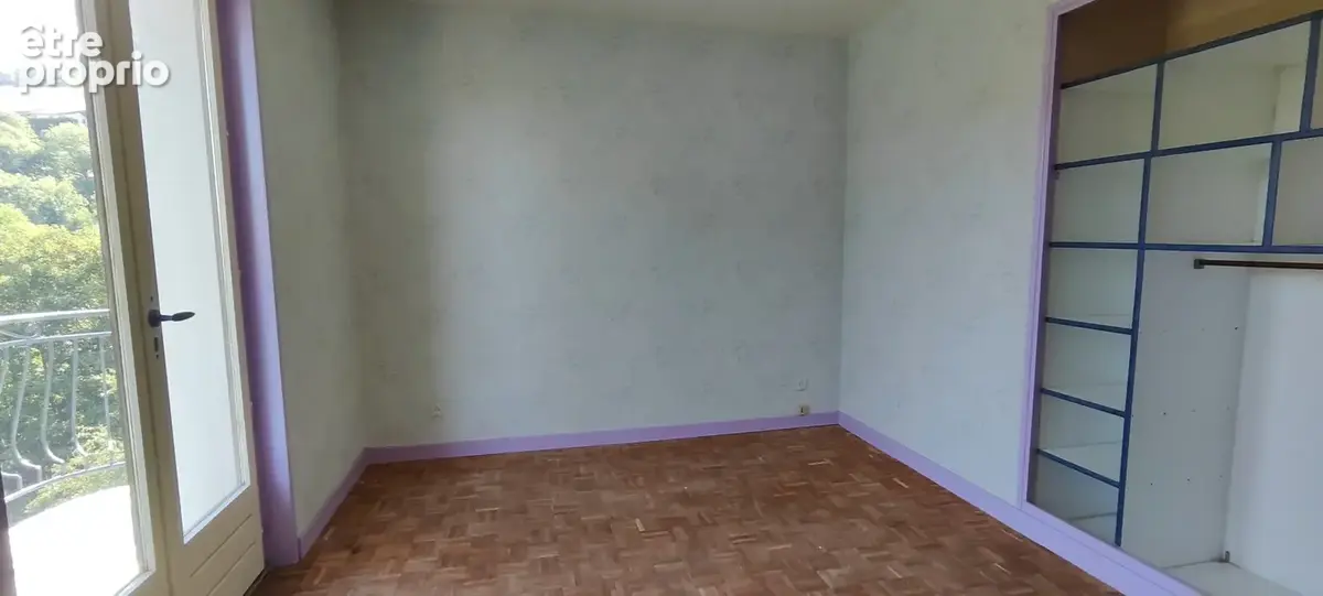 Une maison familiale au calme, avec vue et beau potentiel - photo 7