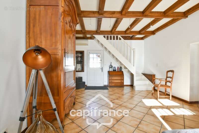 Maison à vendre 10 pièces BIGNAY (17), proche ST JEAN D'ANGELY et ses commerces, avec jardin, piscine et garage - photo 7