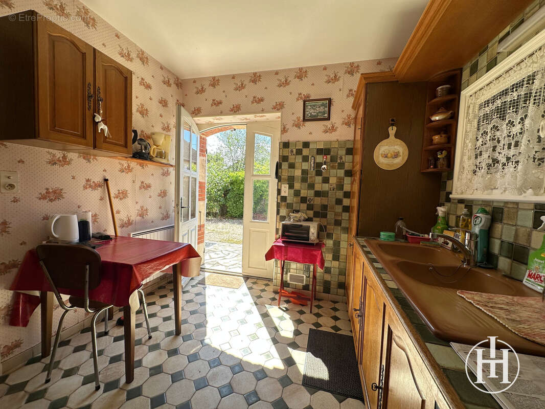 À SAISIR : Grande maison de ville avec dépendances et terrain - - photo 3
