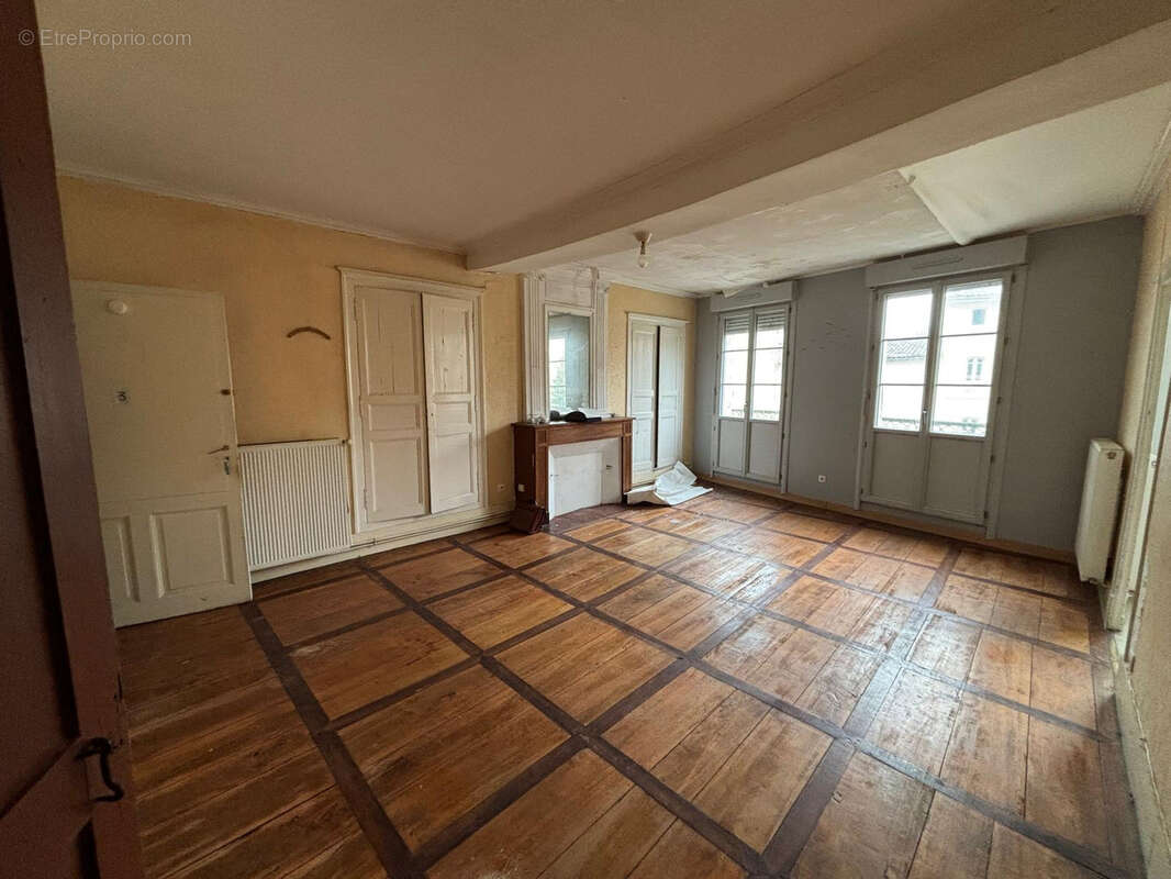 Appartement à BARBEZIEUX-SAINT-HILAIRE