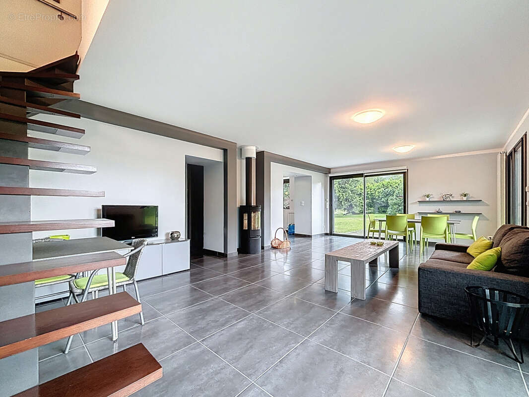 Romagnieu - Magnifique propriété pleine de charme 140m2 rénové, 370m2 pour vos projets sur 3,6 hectares de te - photo 2