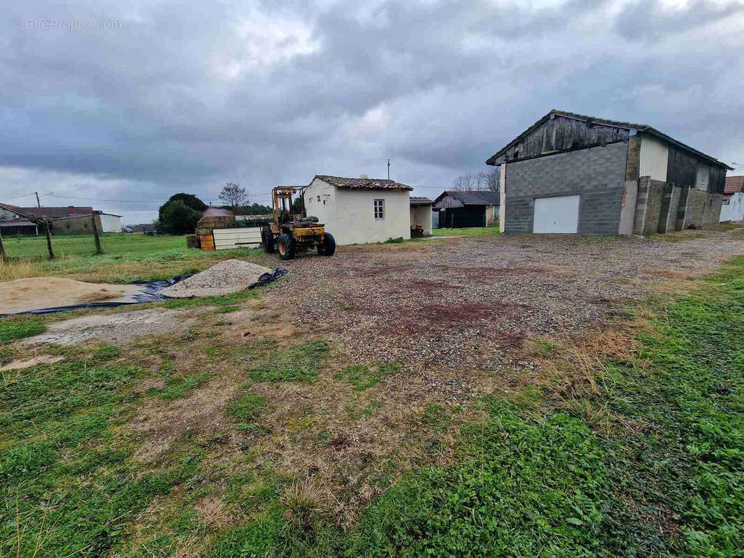 Garage et atelier attenant avec dépendances sur un terrain de 1036m2 - photo 2