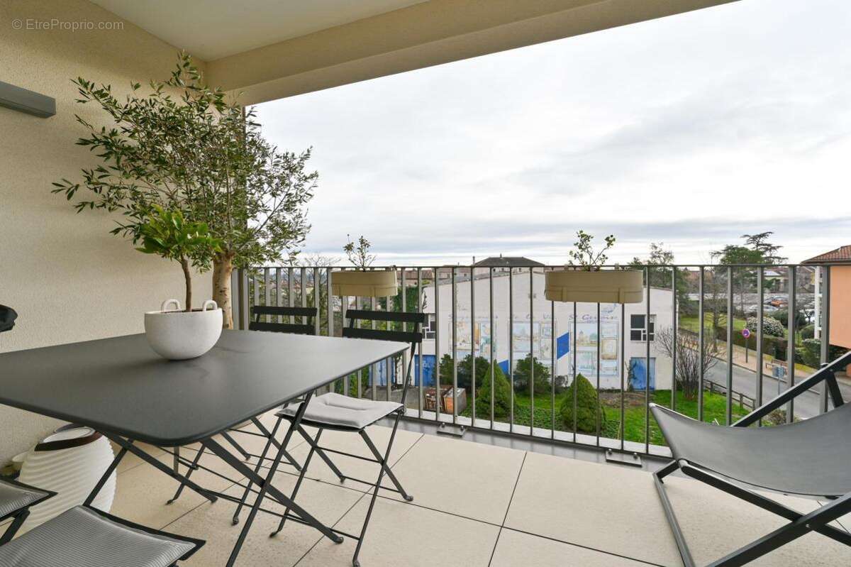 Appartement à SAINT-GENIS-LES-OLLIERES
