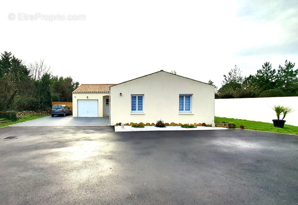Maison à SAINTE-RADEGONDE-DES-NOYERS