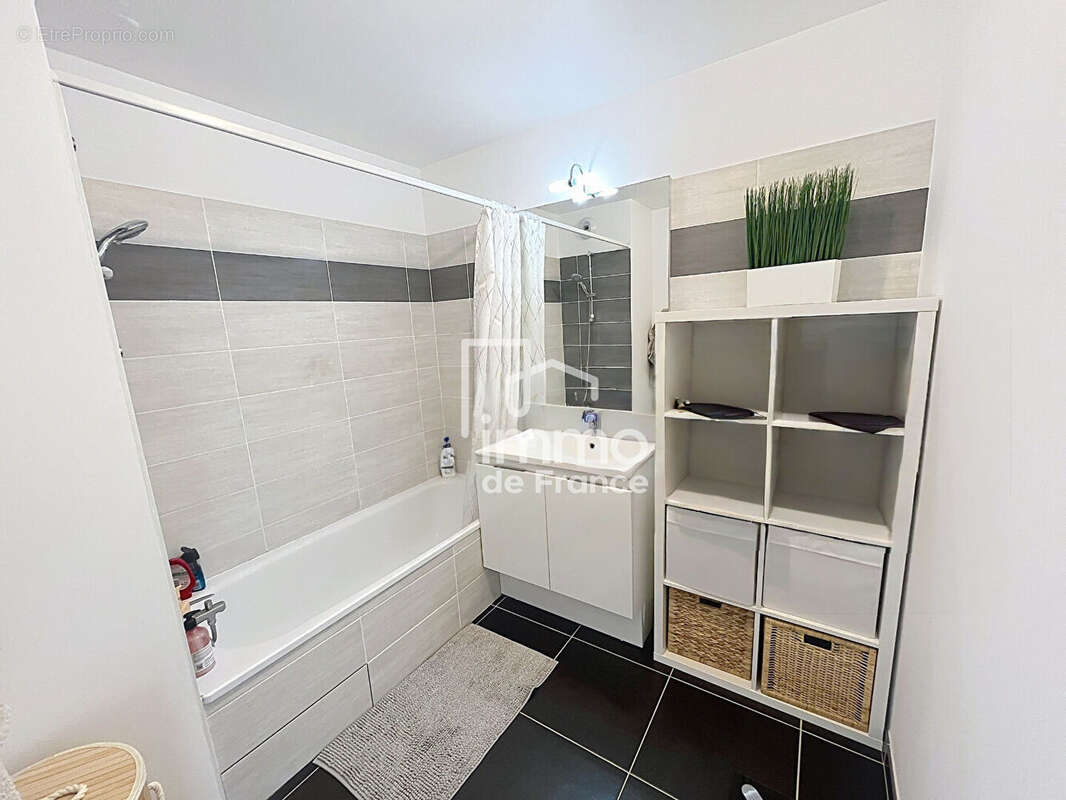 Appartement Chevrier T3 de 67 m2 avec terrasse vue nature et trois parkings. - photo 8