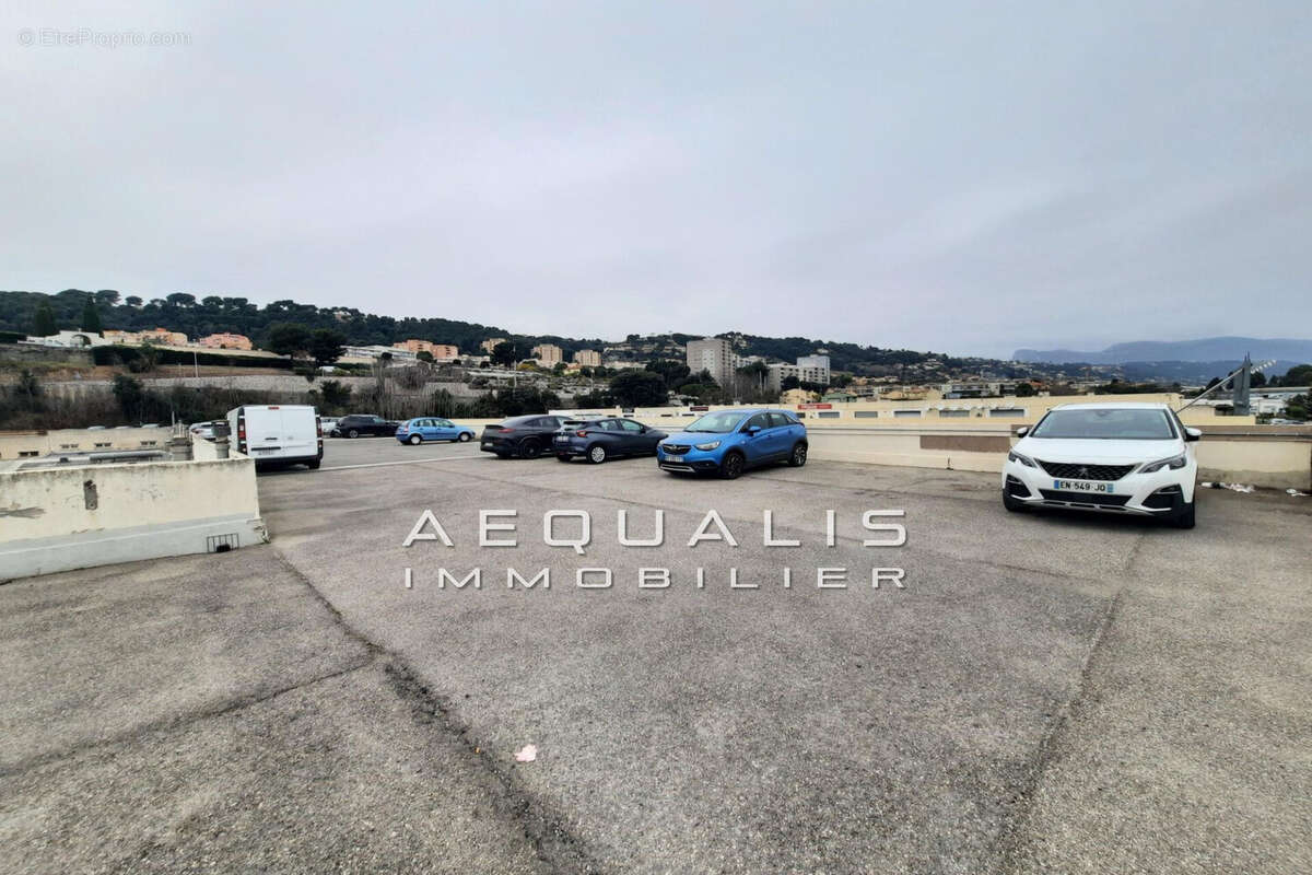 Parking à SAINT-LAURENT-DU-VAR