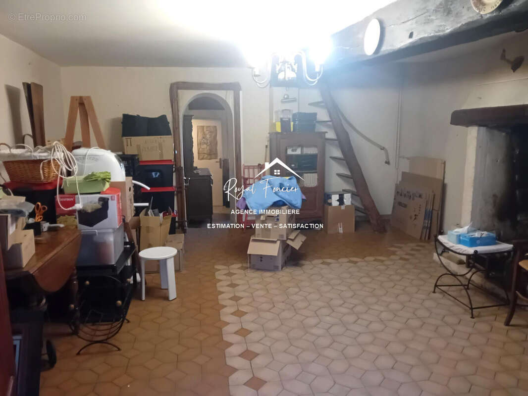 Pièce de vie de 27 m2 avec cheminée  - Maison à LESIGNY