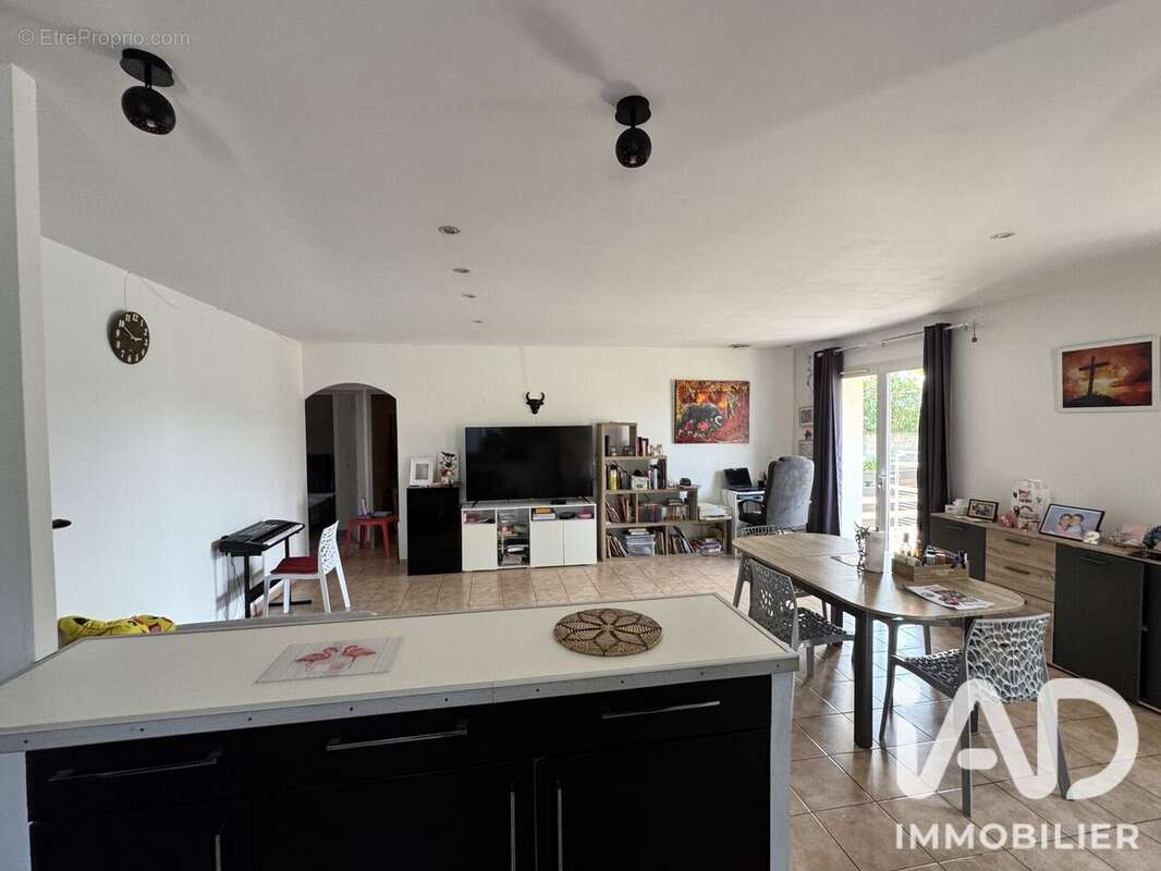 Maison 86 m² à Saint-Gilles  - photo 4