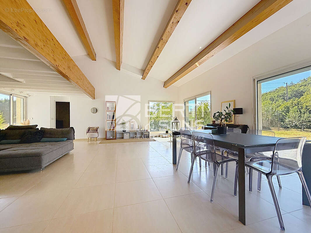 Maison à CHATEAUNEUF-GRASSE