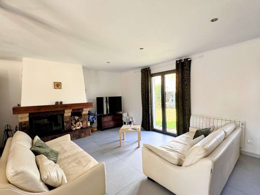 Maison à LE MESNIL-SAINT-DENIS