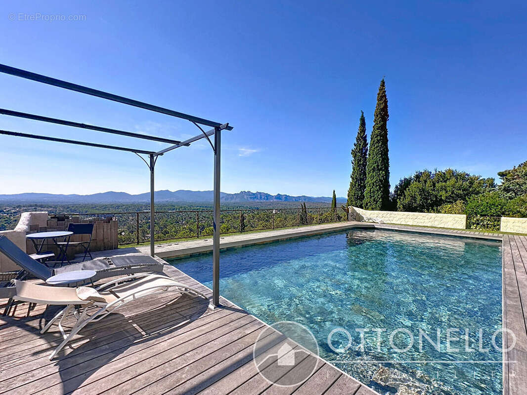 Maison à ROQUEBRUNE-SUR-ARGENS