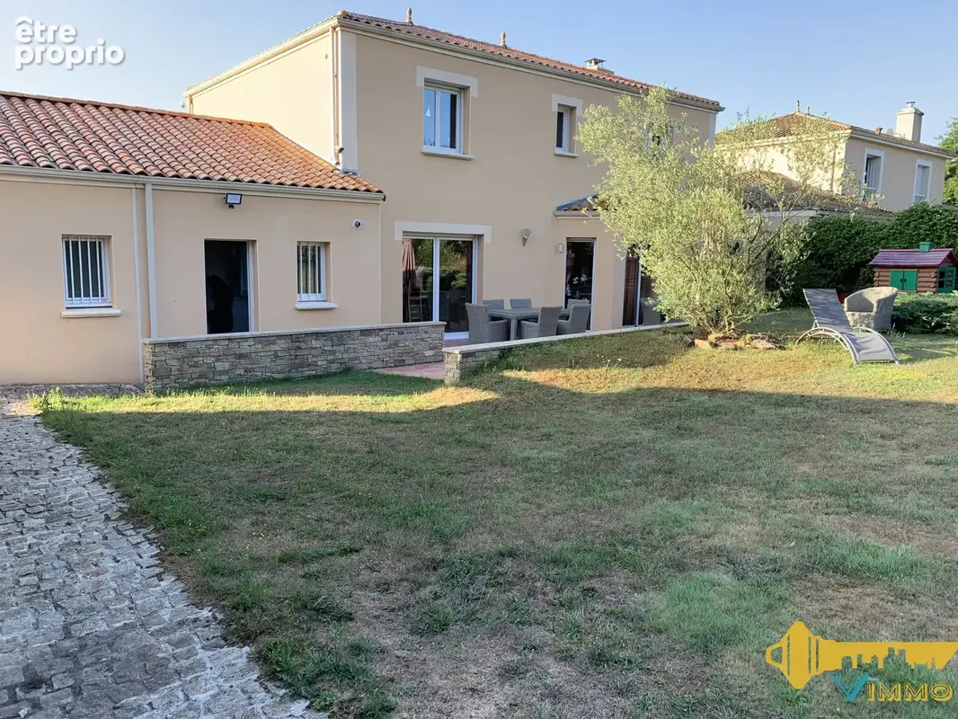 Maison familiale 4ch 1 bureau 1 salle Spa avec 2 garages et jardin - photo 16