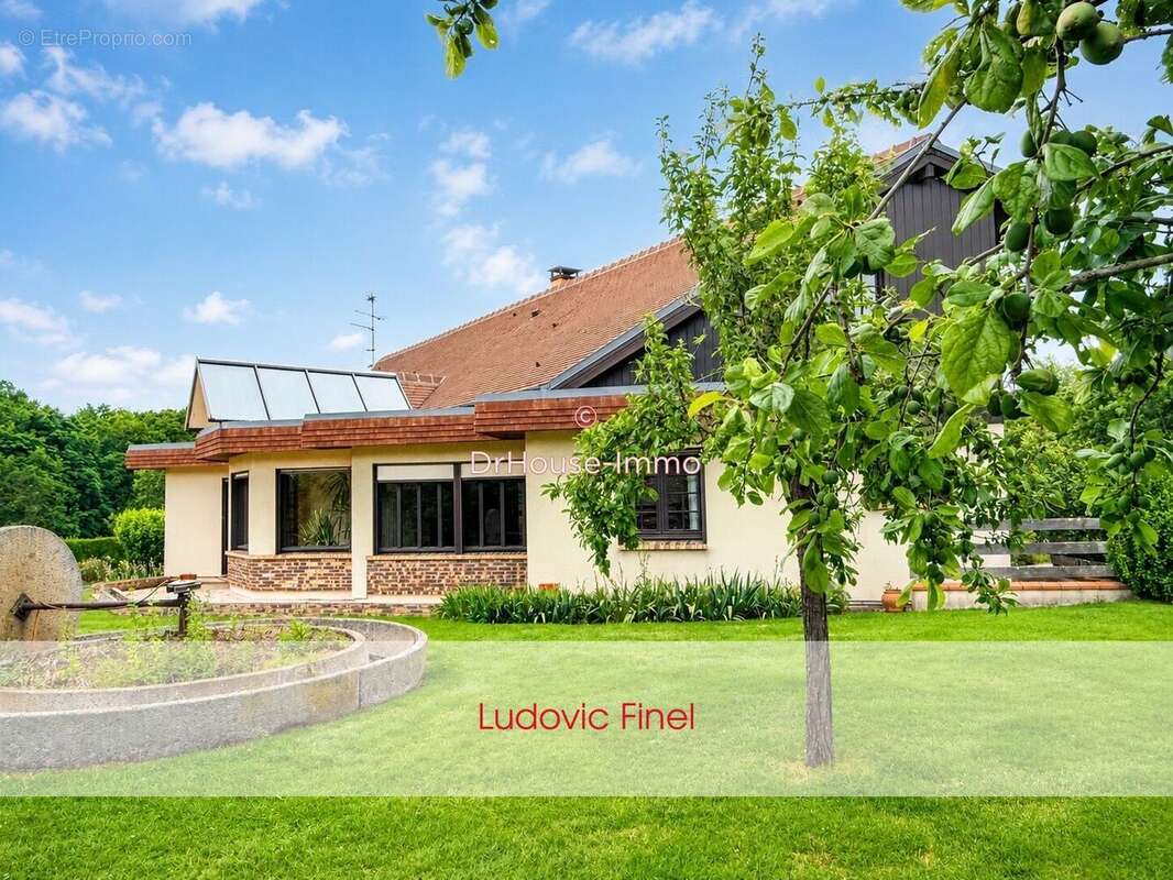 Maison 218 m² à Saint-Martin-De-Fontenay  - photo 19