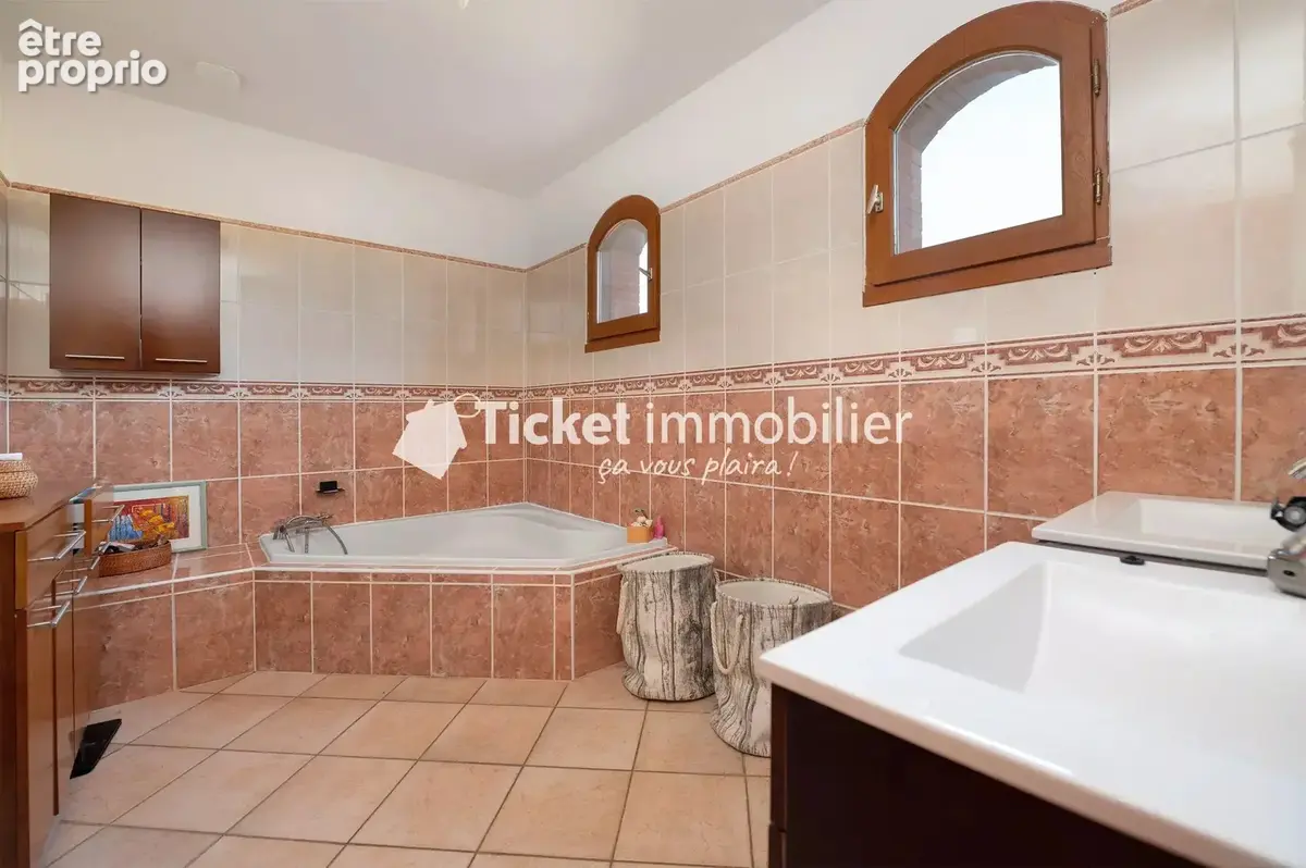 Villa t6 215m2 terrain 5558m2 constructible, piscine au sel liner neuf, aquathermie 2 puits, 4kw panneaux, double veranda 72m2,  - photo 18