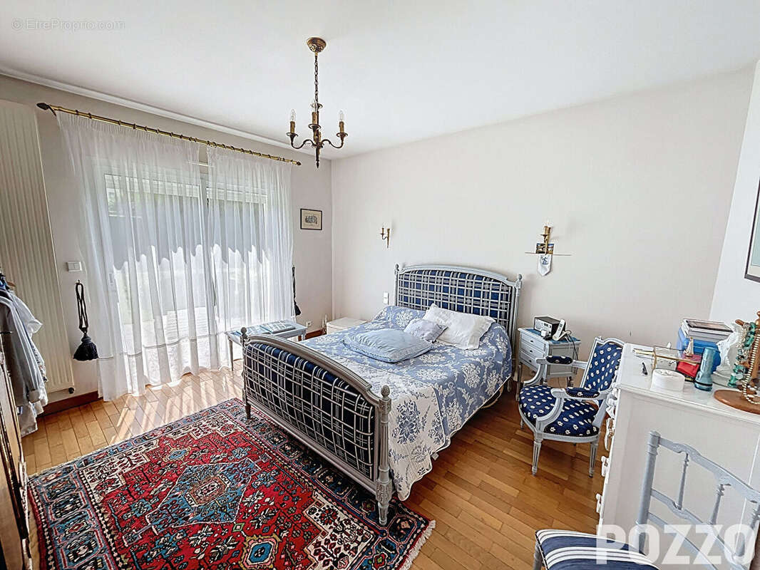 A Vendre - Élégante maison bourgeoise de 180 m² en plein coeur de Saint-Hilaire-du-Harcouët - photo 10
