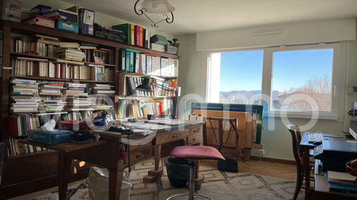 Appartement à MARSEILLE-5E