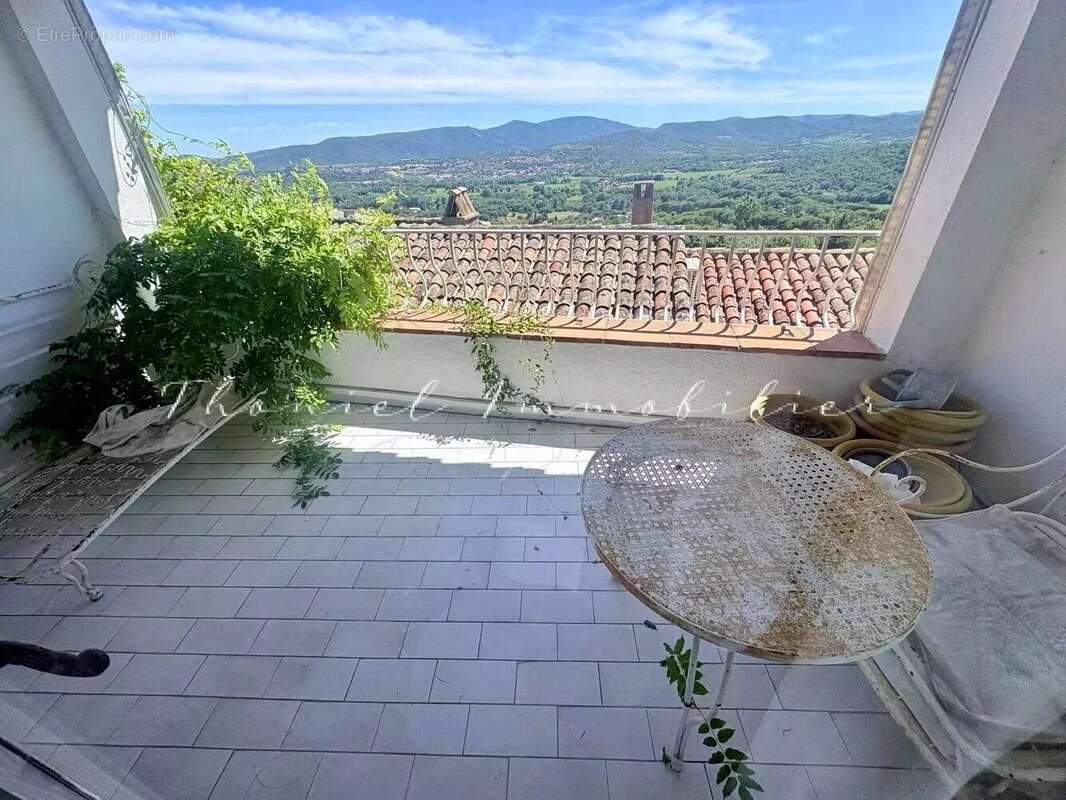 À vendre dans le village de Grimaud : Ensemble de deux maisons de village à rénover, avec terrasses et jardinet - photo 2