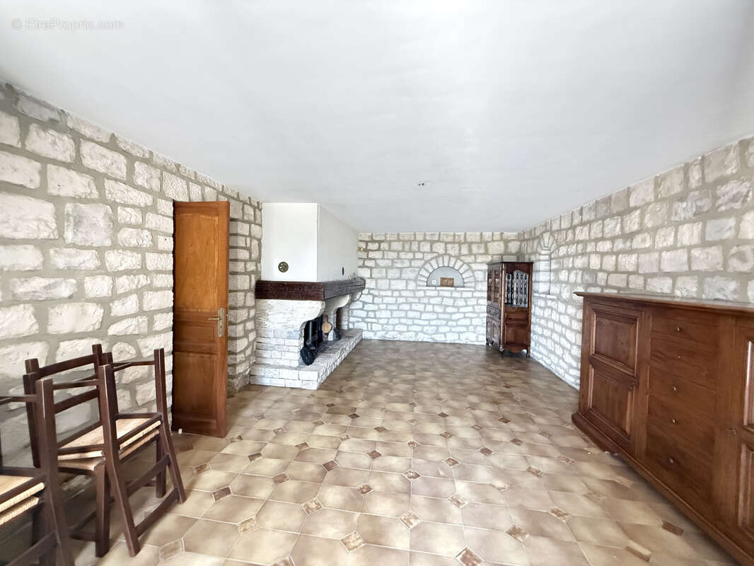 Maison à SAINTE-ANASTASIE