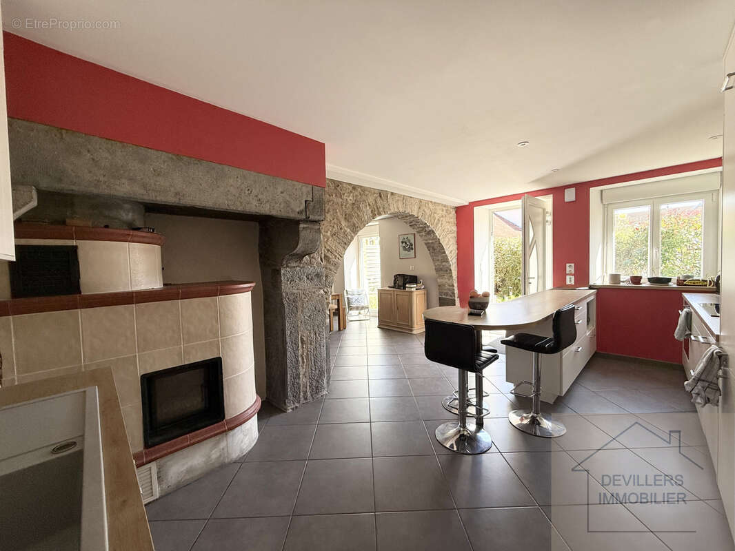 Maison à MONTROND-LE-CHATEAU