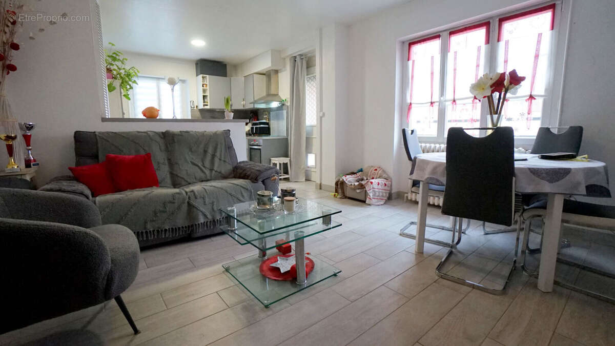 Maison à FOLLAINVILLE-DENNEMONT