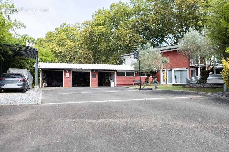 Maison d'exception, 220m², piscine, Pool house, 4 chambres, Triple Garage 90m², Terrain 1560m² sans vis-à-vis à Pau (64) - photo 2