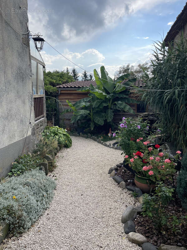 Isserteaux - maison avec dependances - photo 2