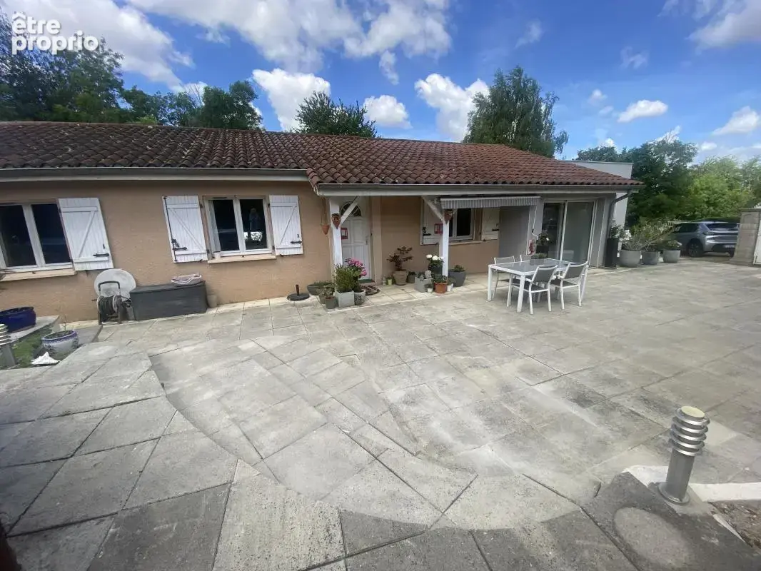 Maison - Plain-pied - 5 Chambres - Buanderie - Cellier - Cave - Deux Terrasses - Jardin - Piscine - - photo 4