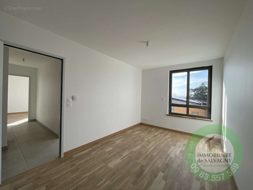 Appartement à LA TOUR-DE-SALVAGNY