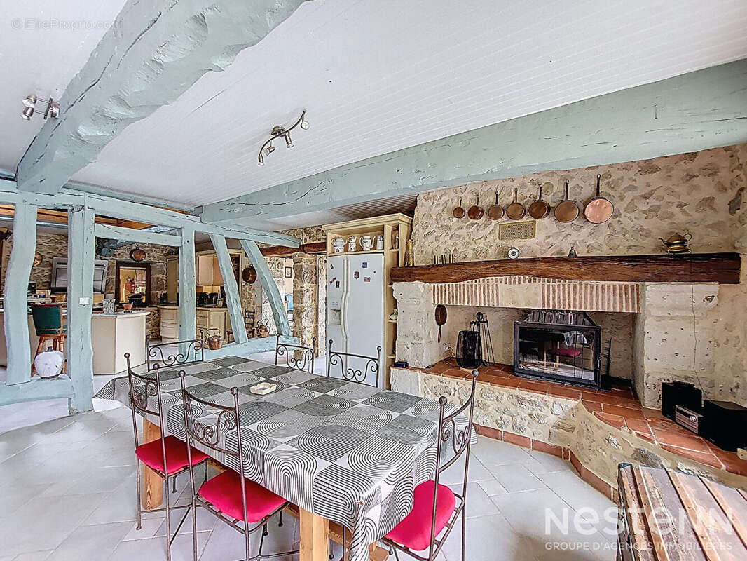 A Vendre Maison en pierre rénovée de 318 m² avec dépendances et point d'eau sur deux hectares - photo 8