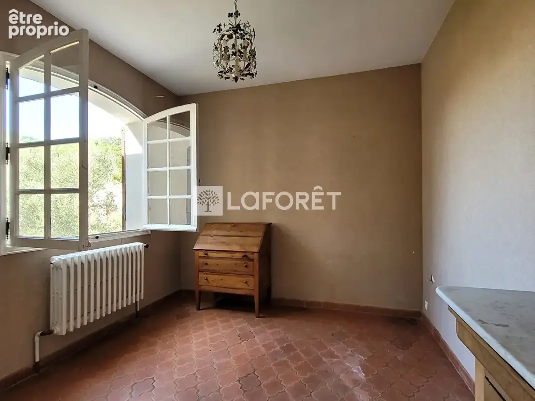 CUERS : Maison 7 Pièces implantée sur un parc paysager de 1.000 m². - photo 9