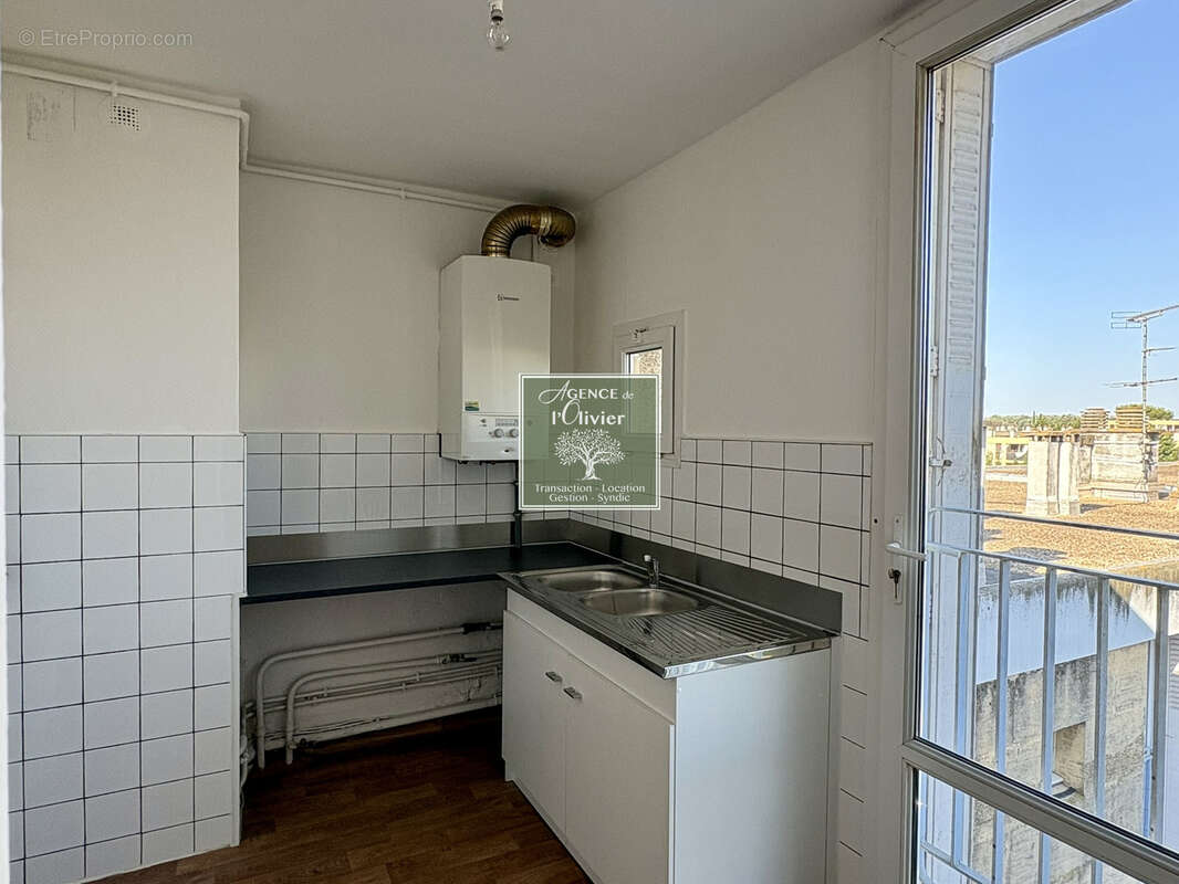 ARLES. Grand T4 avec balcon - photo 5