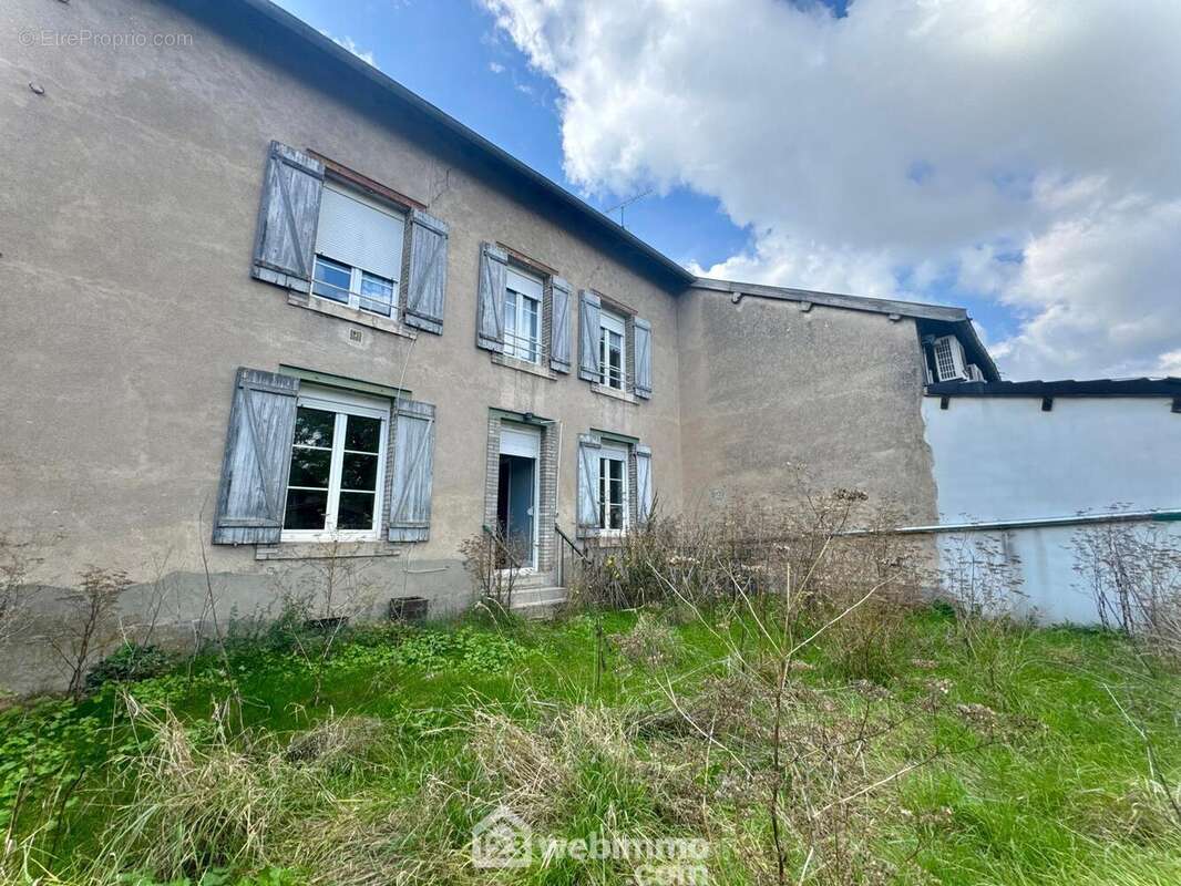 Façade arrière et jardin, la partie de droite en avancée appartient à la boulangerie de Bras et ne fait pas l'objet de cette vente. - Appartement à BRAS-SUR-MEUSE