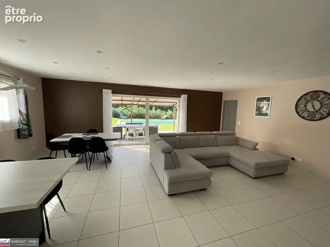 Villa T4 récente et fonctionnele, plain pied, offrant 155 m² en 4 faces sur 636 m² de terrain avec piscine et garage - photo 2