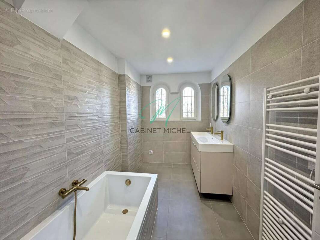 Appartement à LA ROQUETTE-SUR-SIAGNE