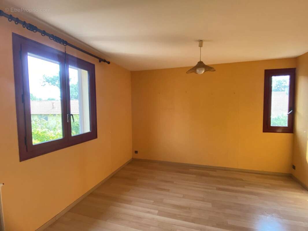 Maison à SAINT-YZAN-DE-SOUDIAC