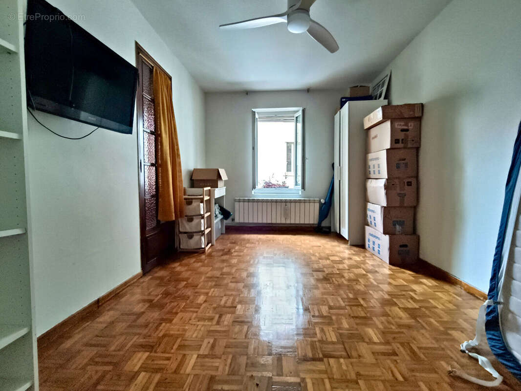 Appartement à MARSEILLE-5E